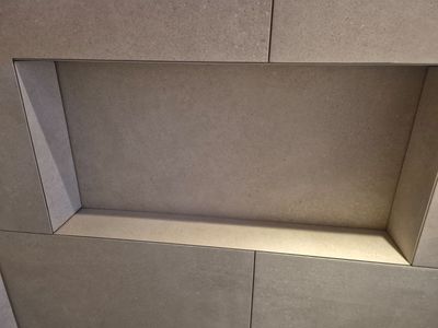 Inbouwnis in een betegelde wand